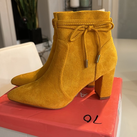 Yellow boots - size 6 - Picture 4 of 9